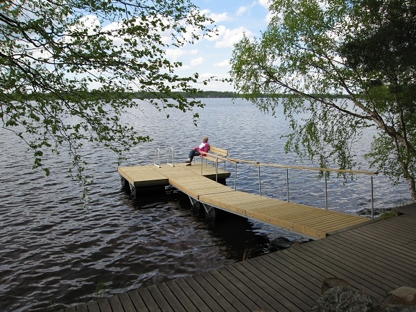 Brygga Rentukka flytbrygga DX 1-4-6 med räcken, bänk och badstege Brygga Rentukka flytbrygga DX 1-4-6 med räcken, bänk och badstege